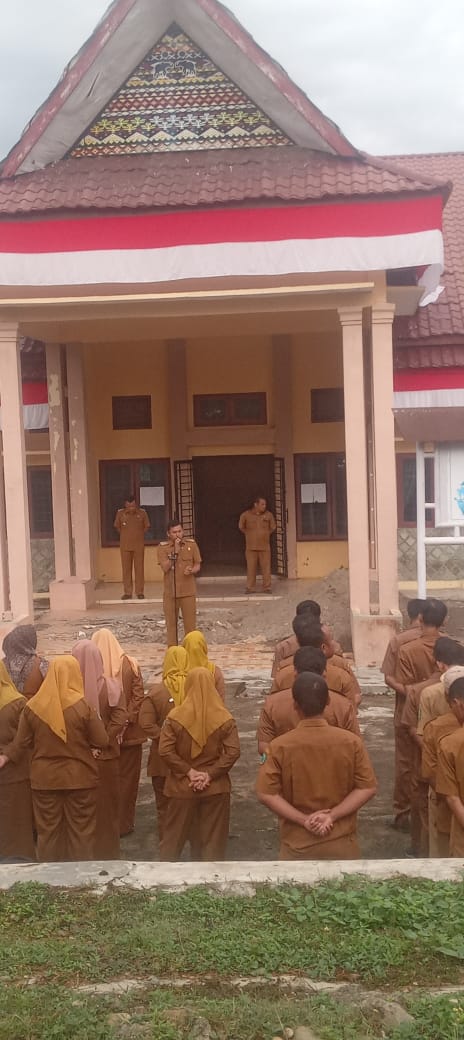 Kades Bangun Purba Pimpin Apel Gabungan di Halaman Kantor Camat Padang Bolak Tenggara