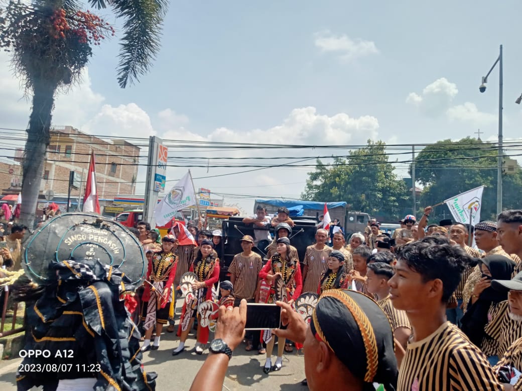 Massa Pujakesuma Seruduk Mapolda Sumut Bawa Reog Ponorogo