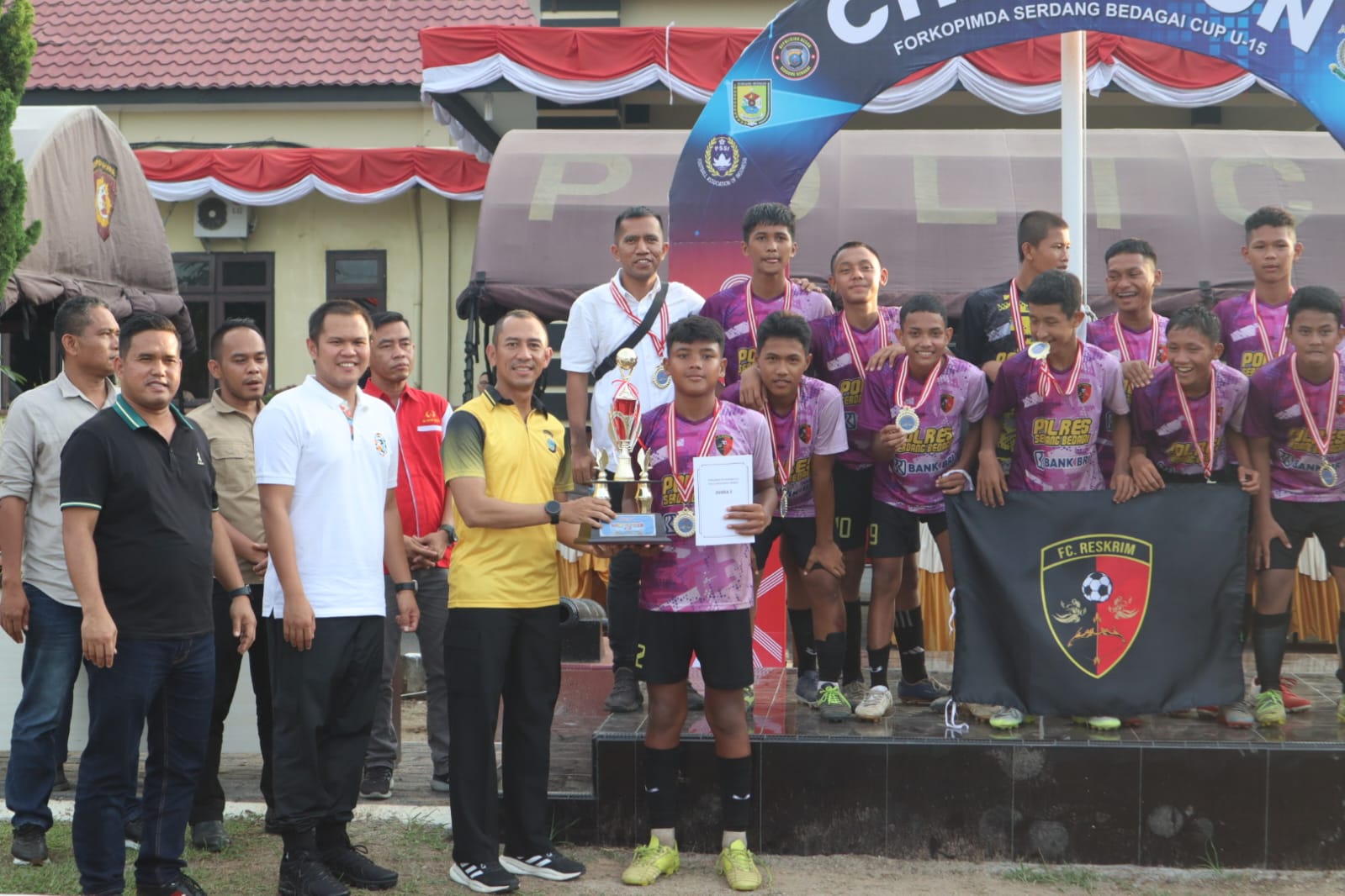 Kapolres Sergai AKBP Oxy Yudha Pratesta,S.Ik Tutup Turnamen Mini Soccer U-15