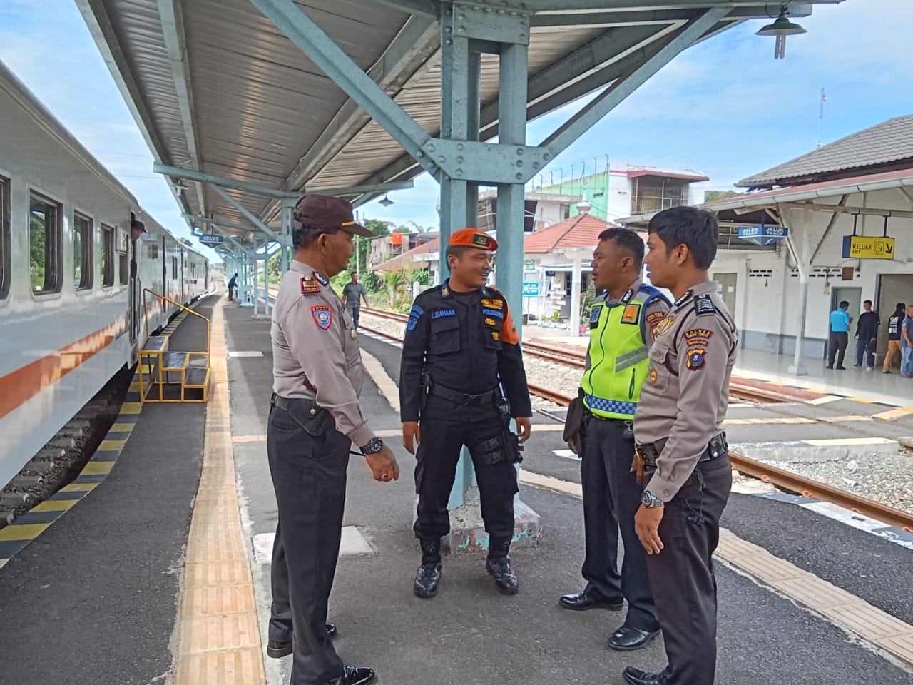 Sambangi Stasiun KAI, Kasar Binmas Polres Tebing Tinggi AKP B.S.M. Tarigan Himbau Kamtibmas