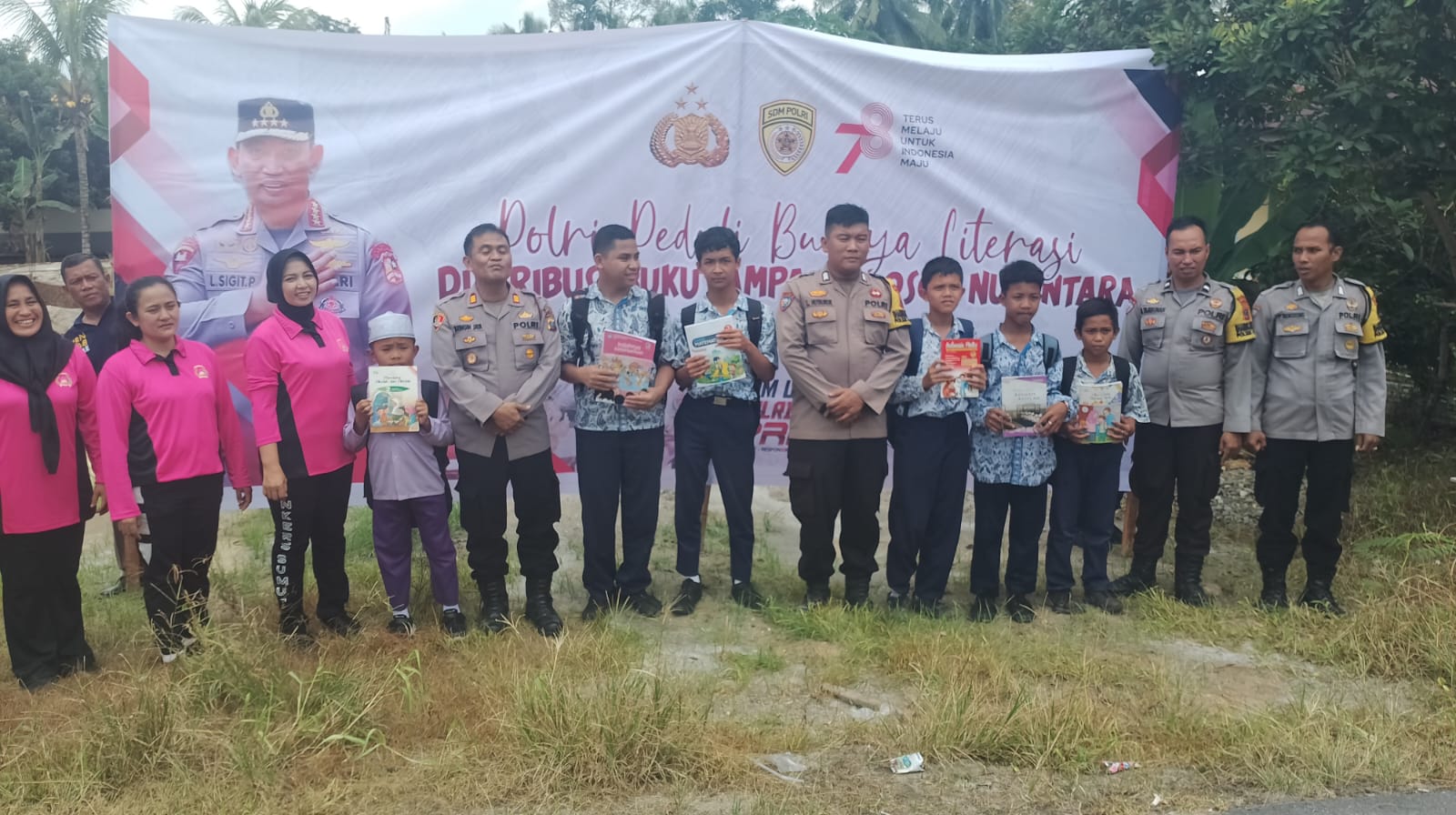 Kapolsek Padang Hulu AKP Bringin Jaya,S.H,M.H Distribusikan Buku Polri Peduli Budaya Literasi