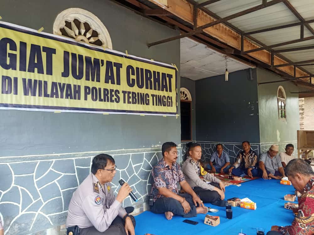 Kasi Humas Polres Tebing Tinggi AKP Agus Arianto Jumat Curhat Di Desa Bah Sumbu