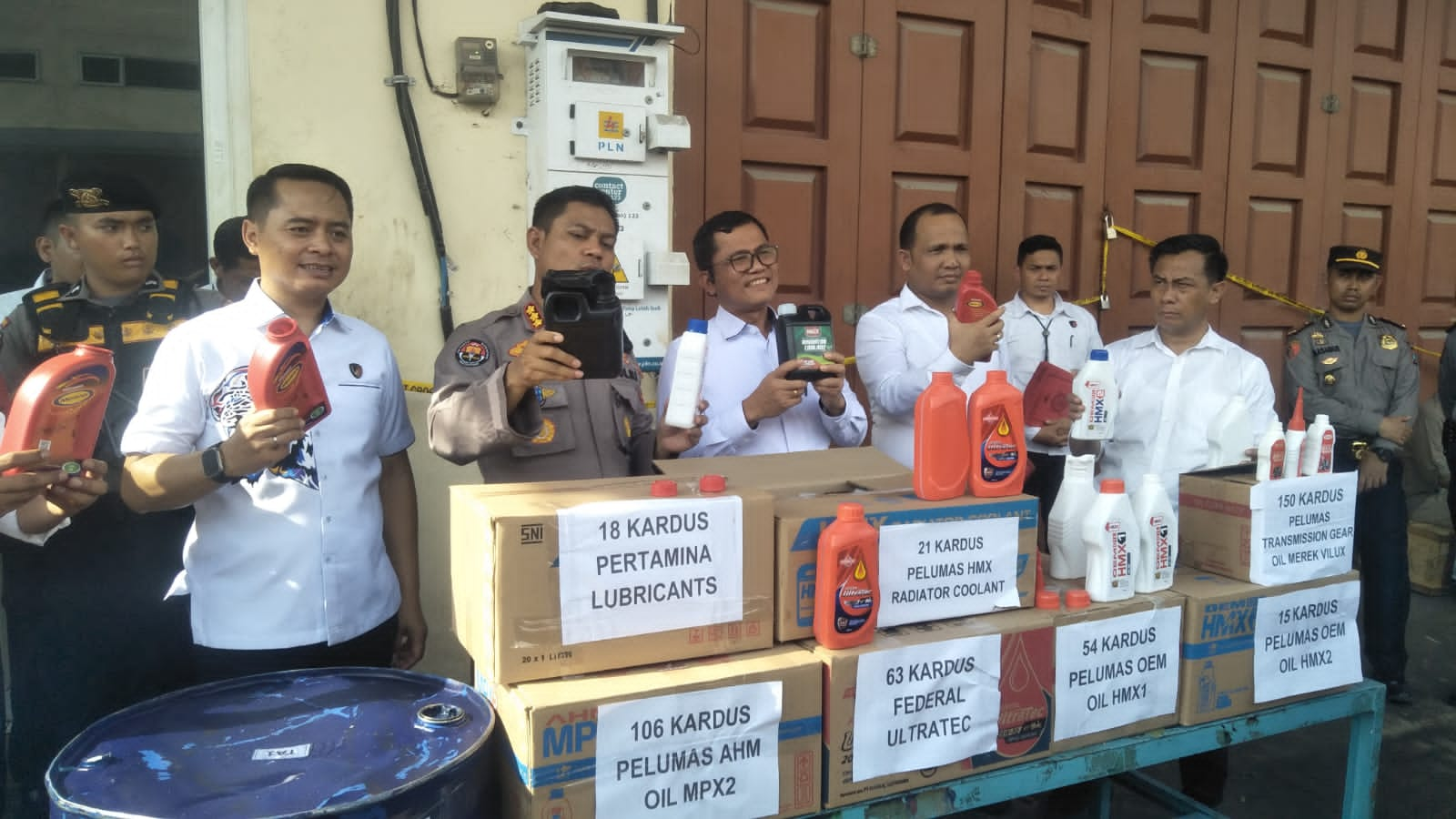 Polda Sumut Gerebek Ruko Lokasi Perdagangan Oli Illegal