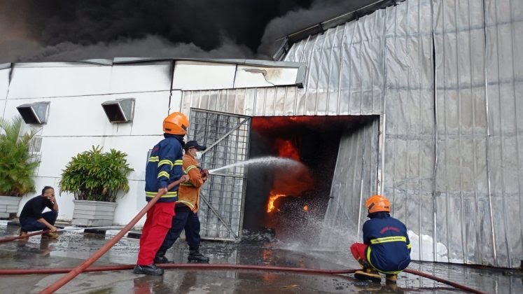 Kebakaran Pabrik di Bekasi, Karyawan Panik lari Berhamburan