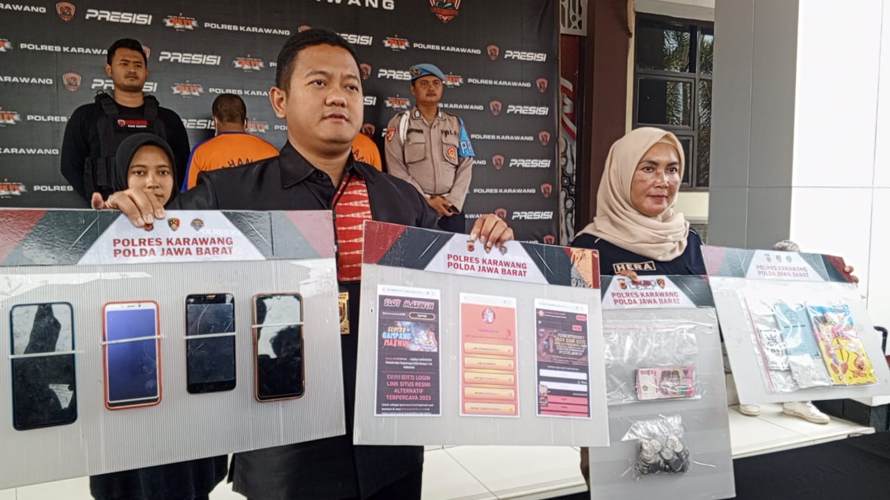 Dua Terduga Pelaku Bandar Judi Online di Karawang Diciduk Polisi