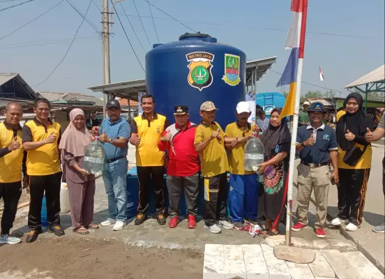 Polres Metro Bekasi, salurkan Bantuan Air Bersih untuk Warga Desa Pantai Mekar Muaragembong