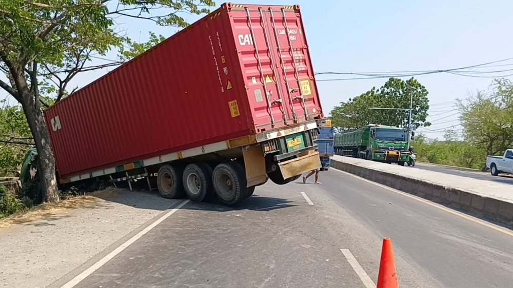 Diduga Sopir Ngantuk, Truk Kontainer Terperosok ke Parit di Jalur Pantura Pangenan Cirebon