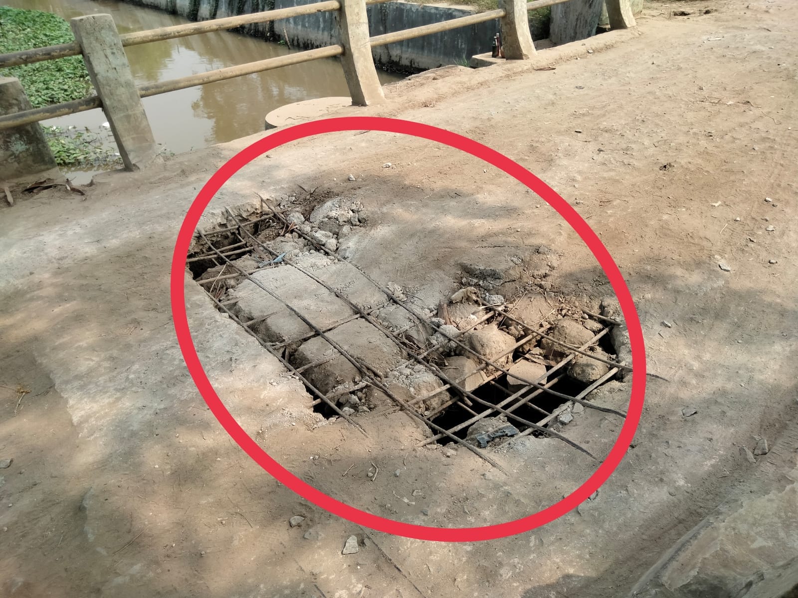 Miris! Jembatan Penghubung 2 Desa di Tirtajaya Karawang, Rusak dan Bahayakan Warga