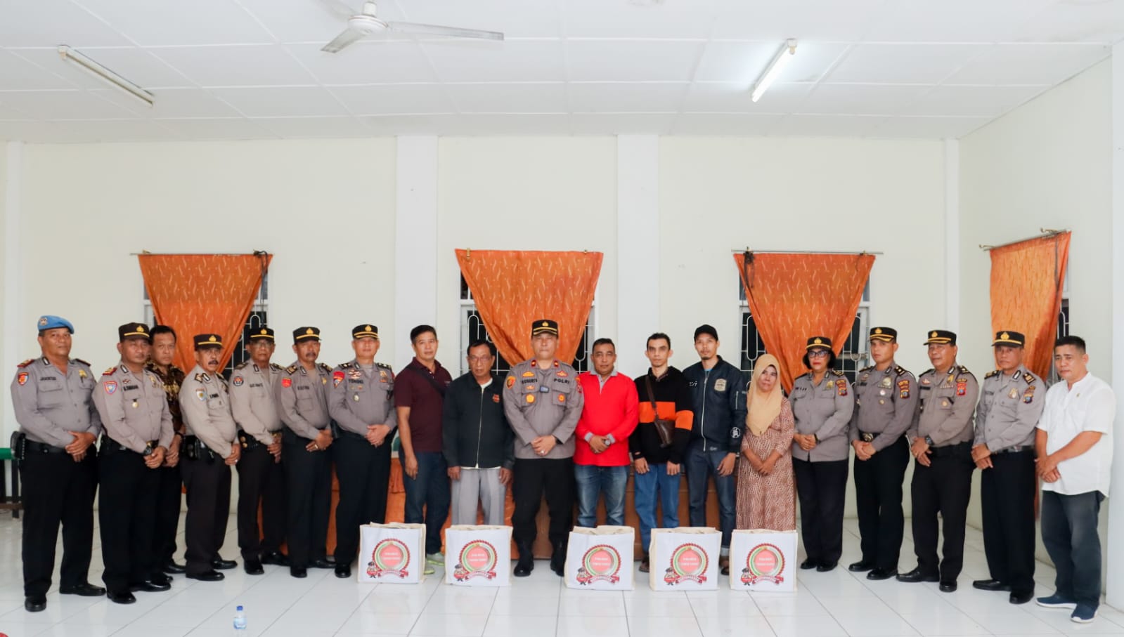 Wakapolres Tebing Tinggi Kompol Asrul Robert Sembiring, S.H, M.H Berikan Bansos Dan Trauma Healing Korban Kebakaran