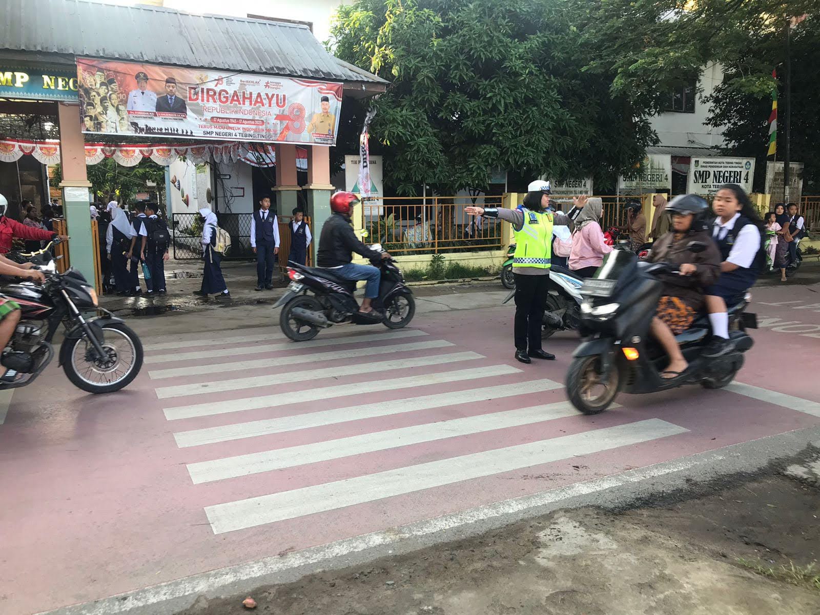 HUT Polwan Ke-75, Polwan Polres Tebing Tinggi Gatir Lalin Dan Patroli Dialogis