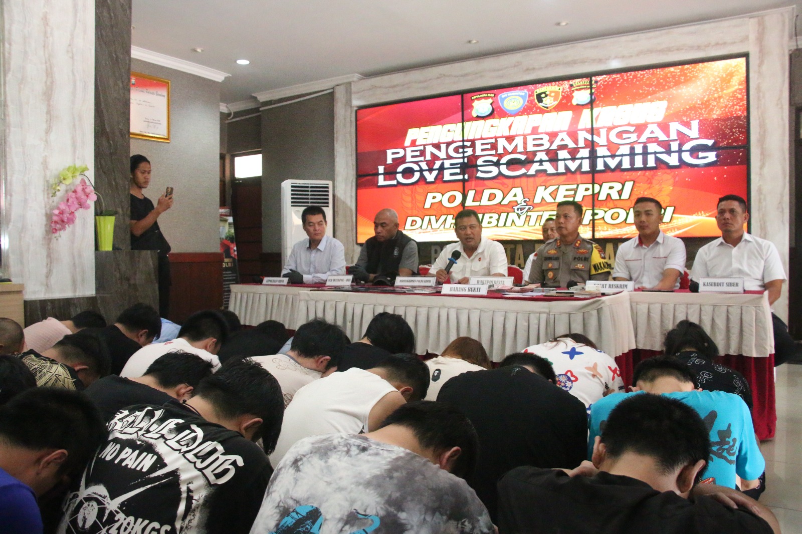 Dirkrimsus Polda Kepri Pimpin Konferensi Pers Pengembangan “Love Scamming” Tim Divhub Interpol dan Satreskrim Polresta Barelang