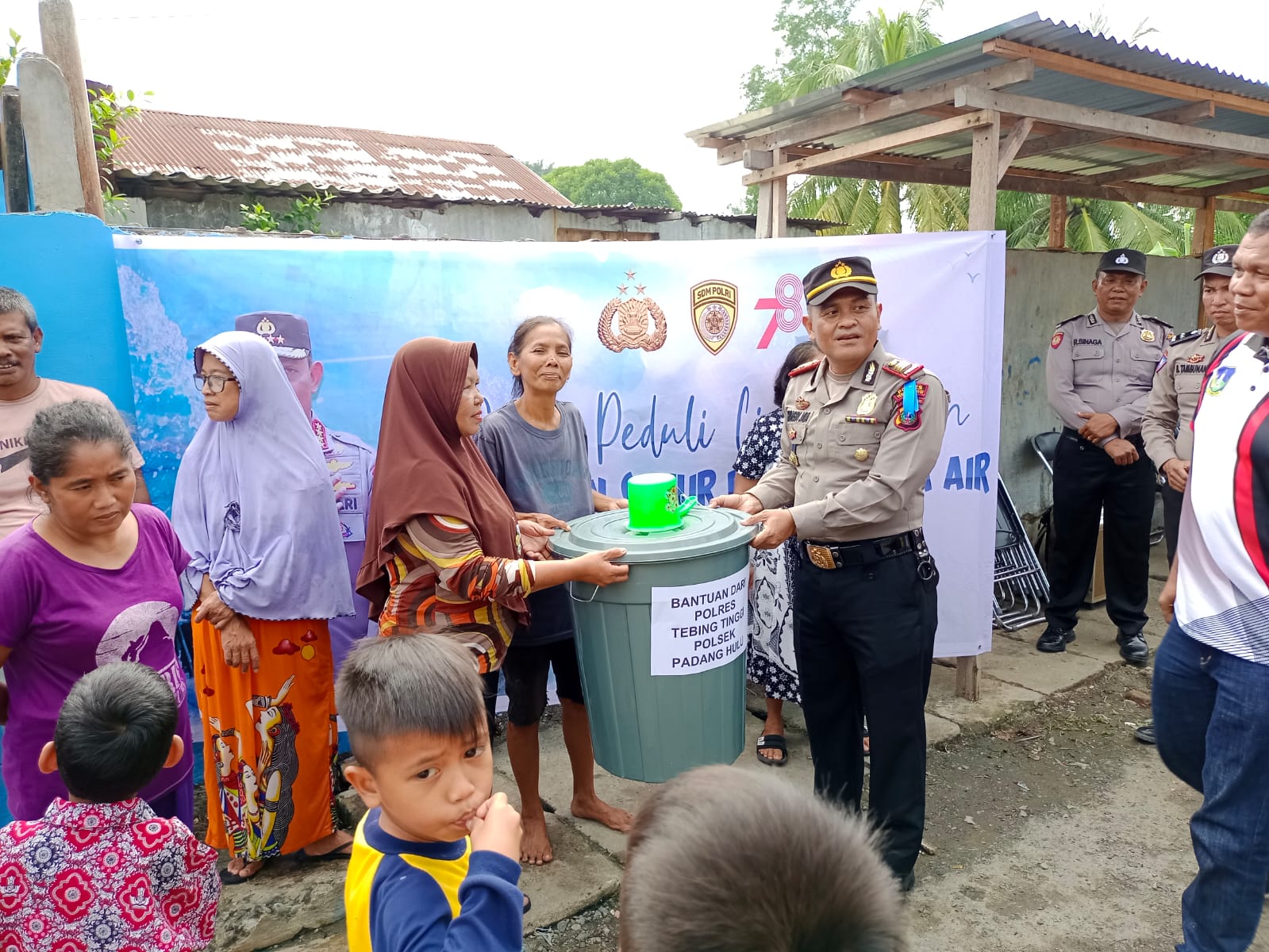 Kapolsek Padang Hulu AKP Bringin Jaya, S.H, M.H Renovasi Kamar Mandi Umum Dan Bantuan Sumur Bor