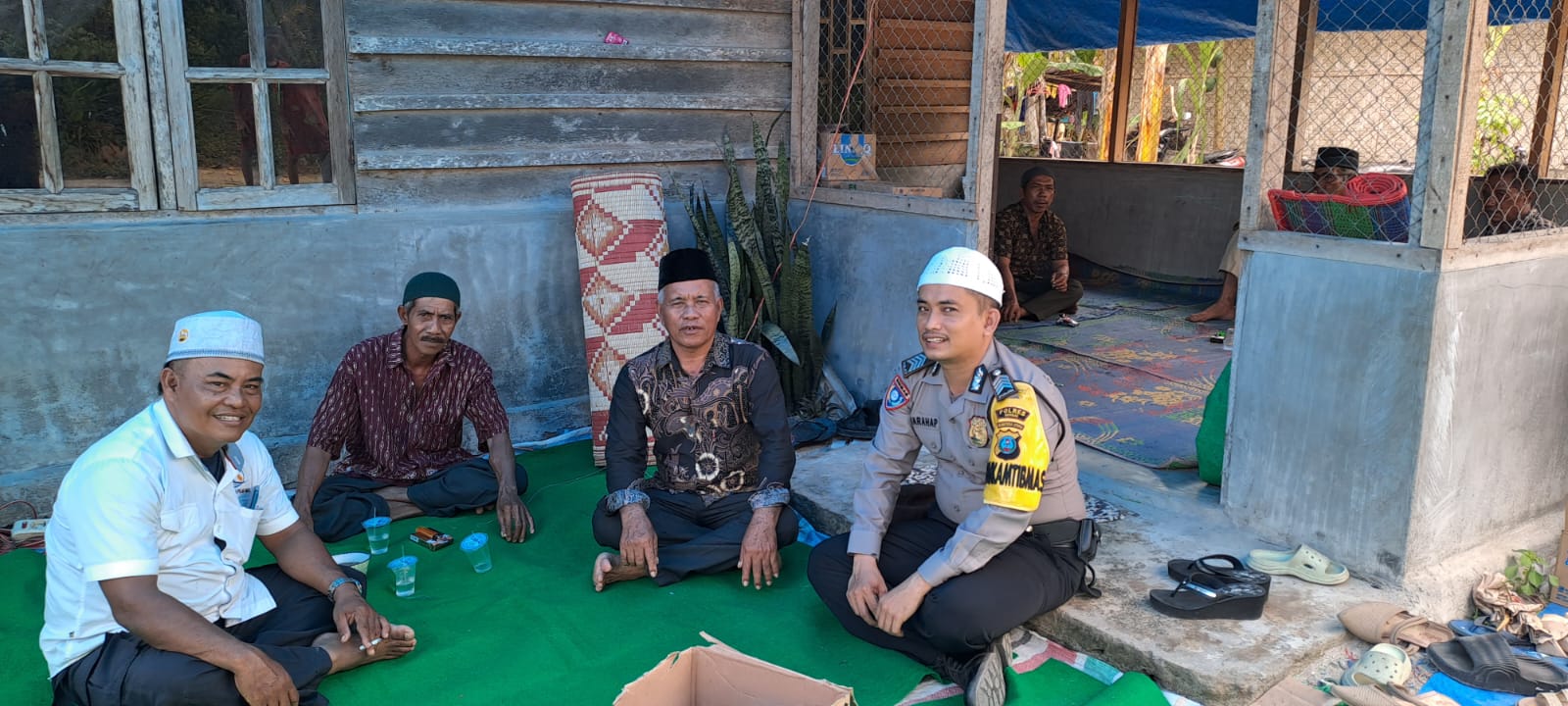 Bhabinkamtibmas Polsek Teluk Mengkudu Ikuti Takjiah Di Rumah Warga