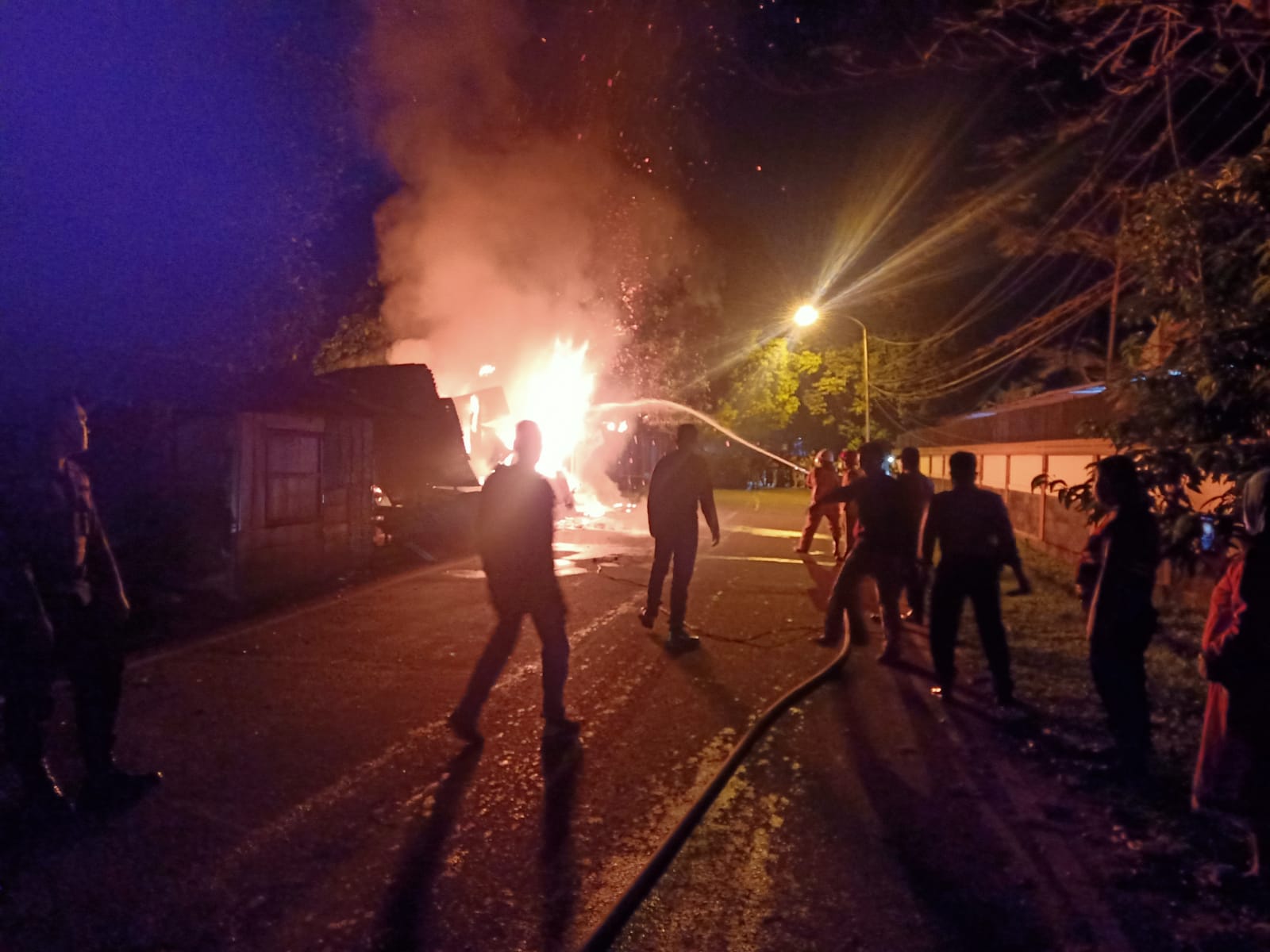 Personil Polsek Padang Hulu Cek Lokasi Kebakaran Warung Kopi