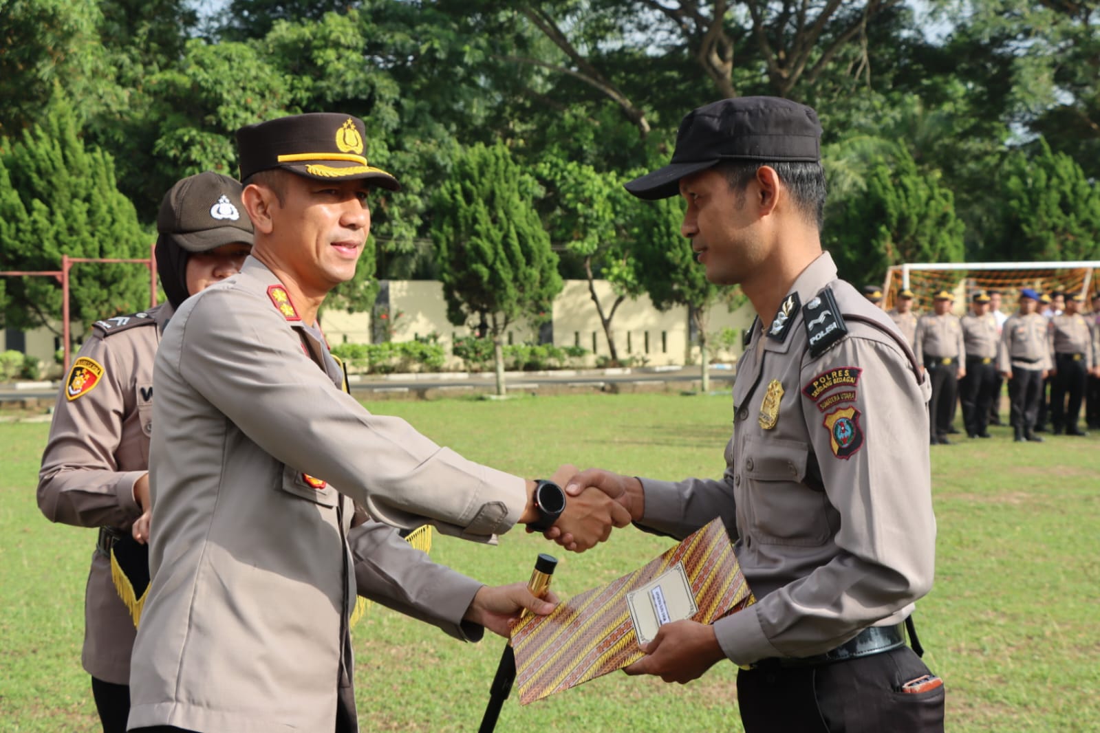 Kapolres Sergai AKBP Oxy Yudha Pratesta, S.Ik Pimpin Apel Pemberian Piagam Penghargaan