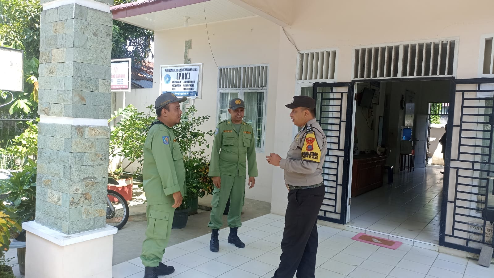 Bhabinkamtibmas Polsek Padang Hulu Kunjungi Petugas Linmas Kelurahan Bandar Sono