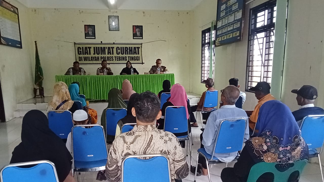 Kasat Binmas Polres Tebing Tinggi AKP B.S.M. Tarigan Jumat Curhat Di Kelurahan Lalang