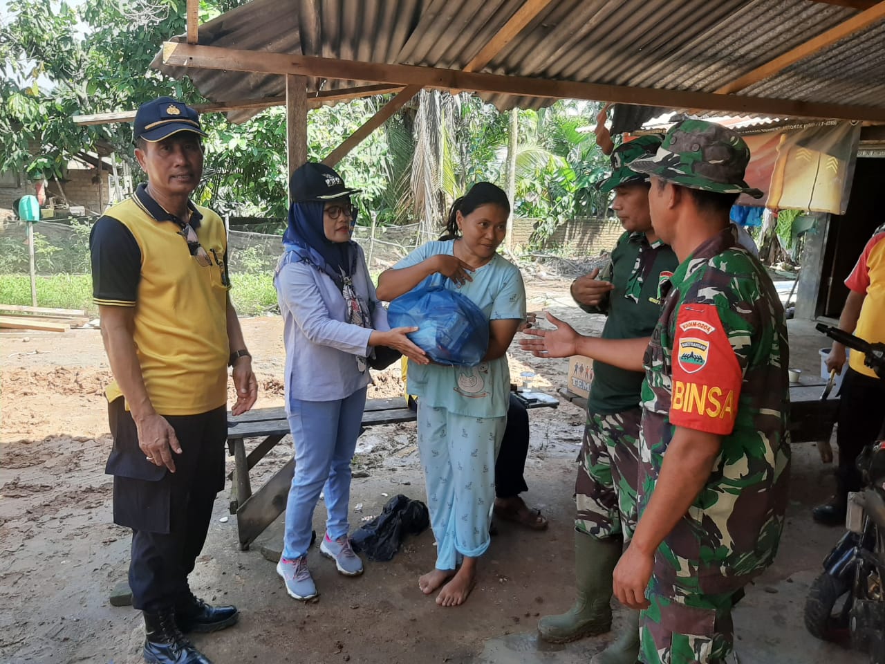 Kapolsek Dolok Masihul AKP Zulham, S.H Tinjau Dan Berikan Sembako Korban Angin Puting Beliung