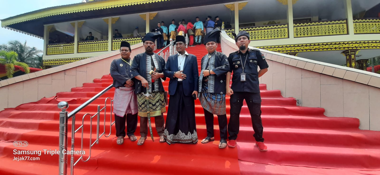 H. T. Rusli Ahmad., SE.,MM., Menghadiri Acara Pemberian Gelar Adat Datuk Seri Jaya Perkasa Setia Negeri Kepada Kapolda Riau