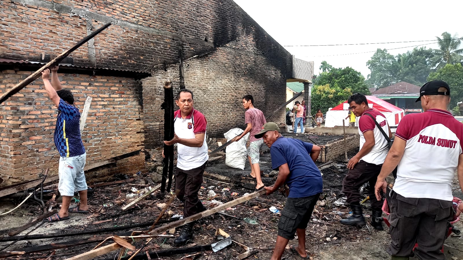 Kapolsek Perbaungan Bersama Masyarakat Bersihkan Rumah Korban Kebakaran