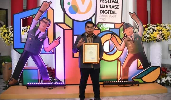 Bupati Karawang, Terima Penghargaan Tokoh Literasi Digital Daerah Award Jawa Barat 2023