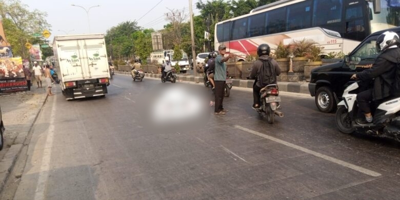 Motor Oleng dan Terjatuh di Cikarang Barat Bekasi, Pengendara Ninja Tewas terlindas Truk