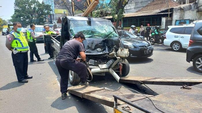 Tabrakan Beruntun libatkan 4 Kendaraan di BKR Bandung, Satu orang Pengemudi Tewas Terjepit