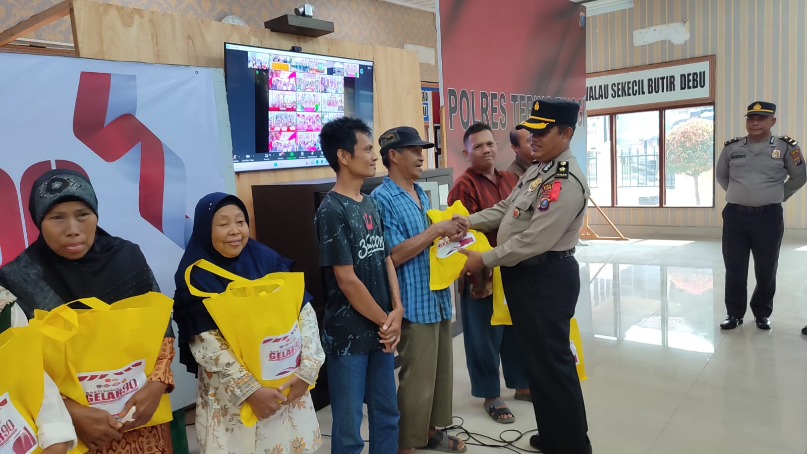 Baksos Akabri 1990, Kabag SDM Polres Tebing Tinggi Kompol Zulham, S.Kom, S.H, M.H, M.M Bagikan 500 Paket Sembako