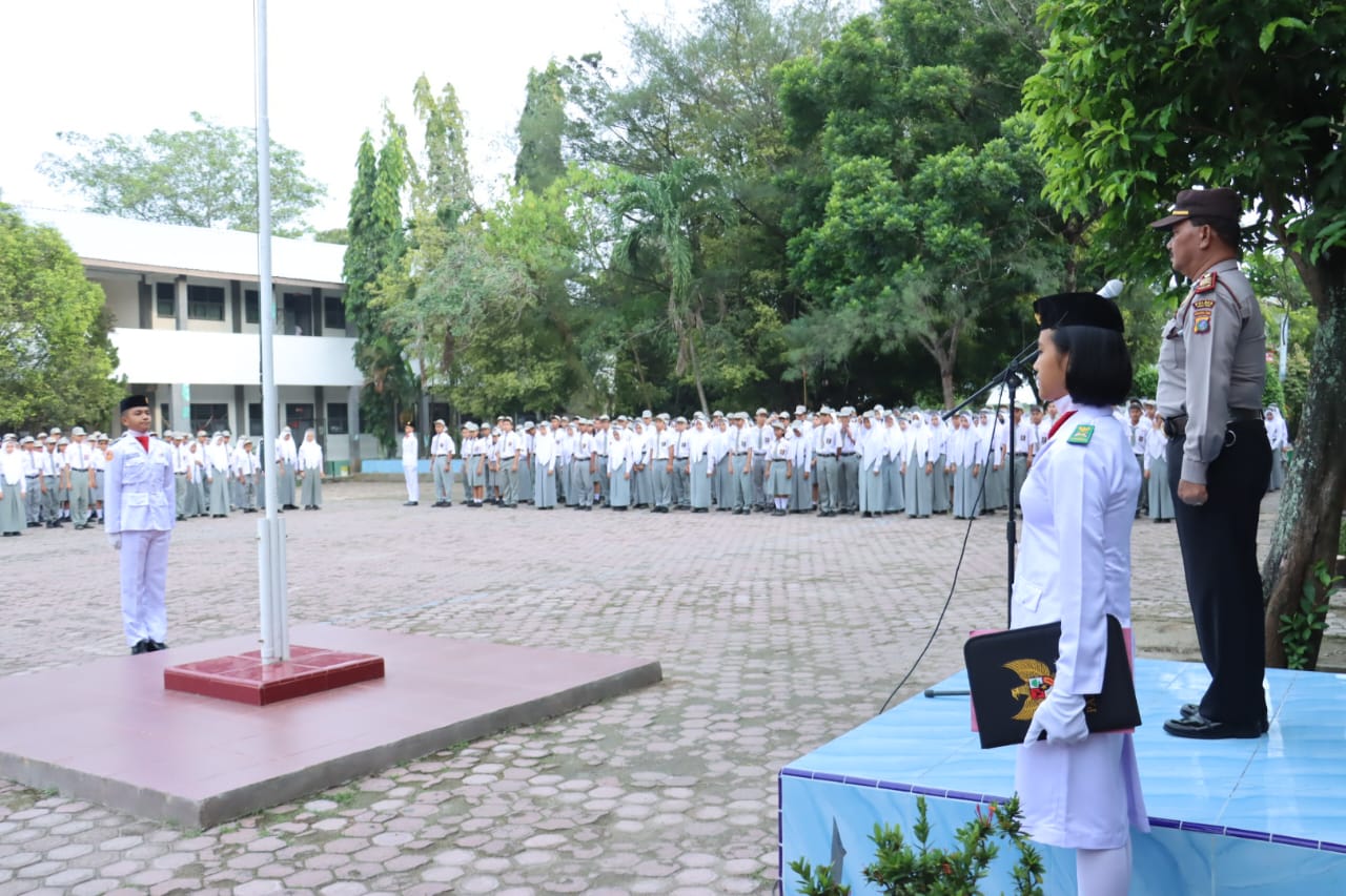 Jadi Pembina Upacara Di SMAN 1, Kasat Binmas Polres Tebing Tinggi AKP B.S.M. Tarigan Sampaikan Hal Ini