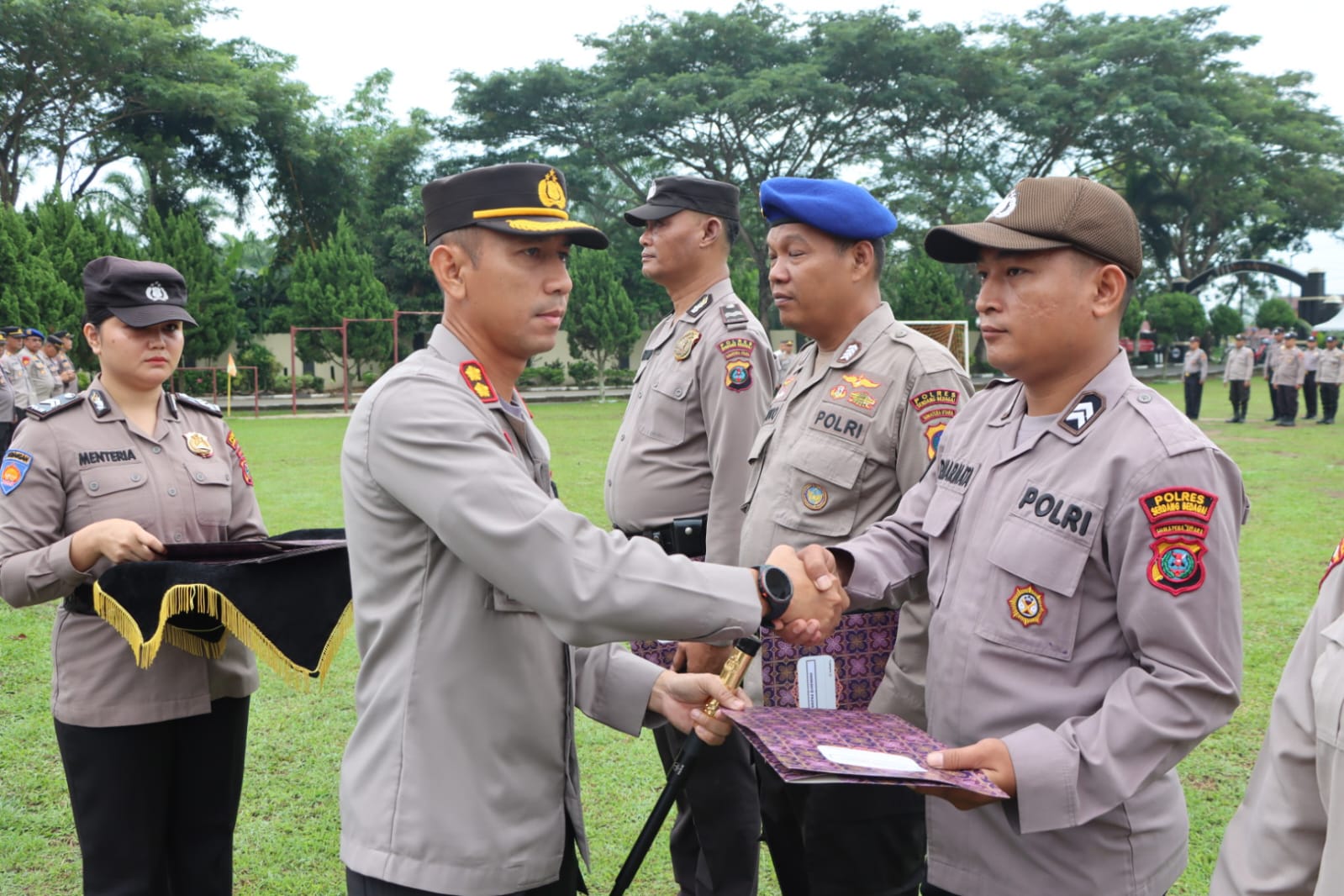 Kapolres Sergai AKBP Oxy Yudha Pratesta, S.Ik Beri Penghargaan Personil Dan Masyarakat Berprestasi