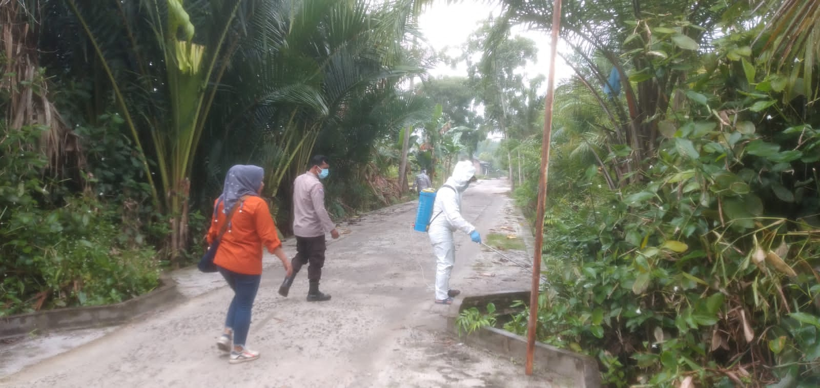 Bhabinkamtibmas Polsek Teluk Mengkudu Ikuti Fogging Di Desa Pematang Guntung