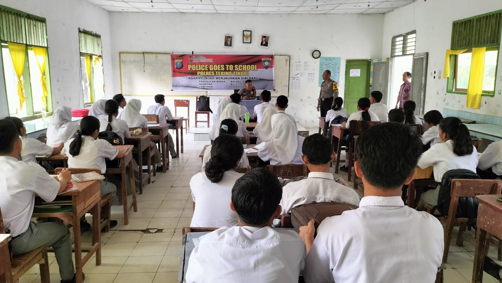 Police Goes To School, Wakapolsek Tebing Tinggi Berikan Motivasi Kepada Pelajar