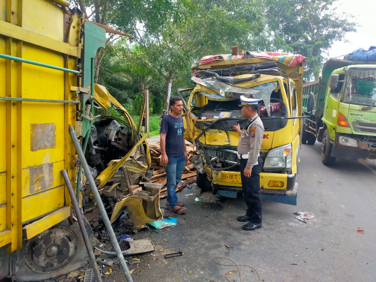 Polres Sergai Bersama Warga Selamatkan Supir Dan Kernet Truk Terjepit