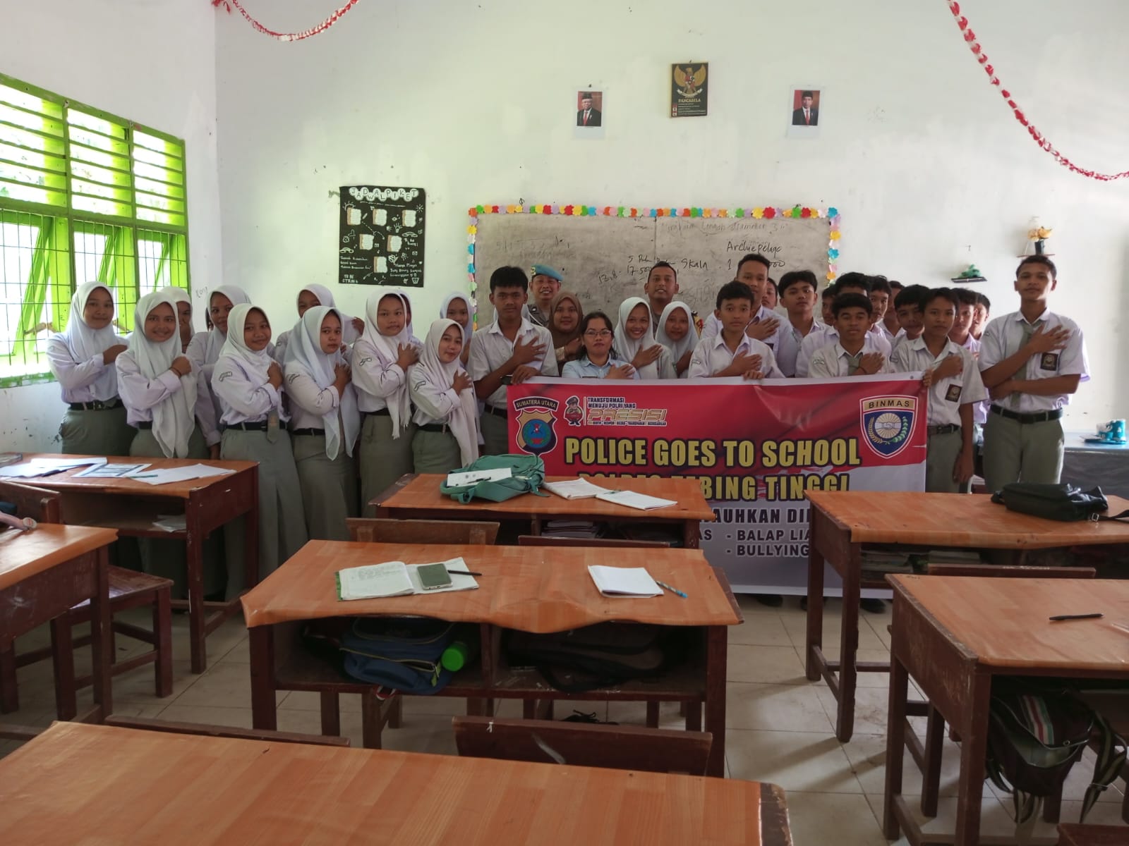 Personel Polsek Sipispis Police Goes To School Di SMK Negeri 1