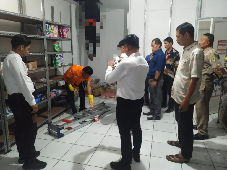 Karyawan Alfamart di Kalangsari Karawang Ditemukan Tewas Gantung Diri Diatas Plafon Gudang, Polisi dalami Penyebab Kematian