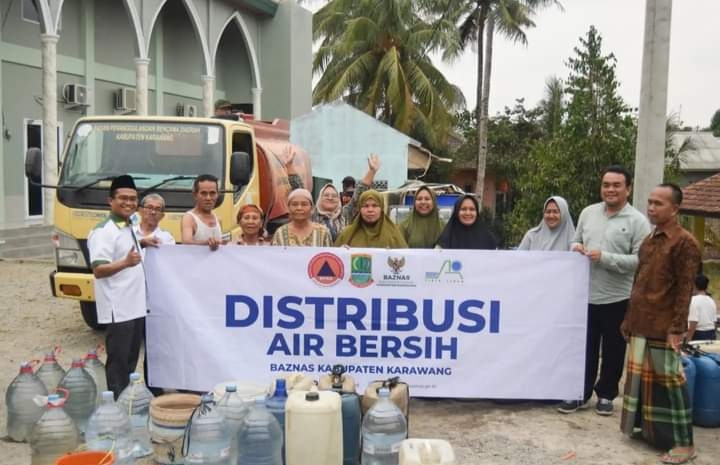 Pemkab Karawang Bersama Baznas dan Perumdam Tirta Tarum, Distribusikan Air Bersih