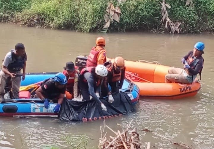 Tim SAR Gabungan, Temukan Jasad Pria Paruh Baya Tenggelam di Kali Cikeas Kota Bekasi saat Cari Ikan