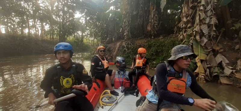 Tim SAR cari Pria Paruh Baya, Diduga terbawa Arus Sungai Cikeas Kota Beksi saat Cari Ikan