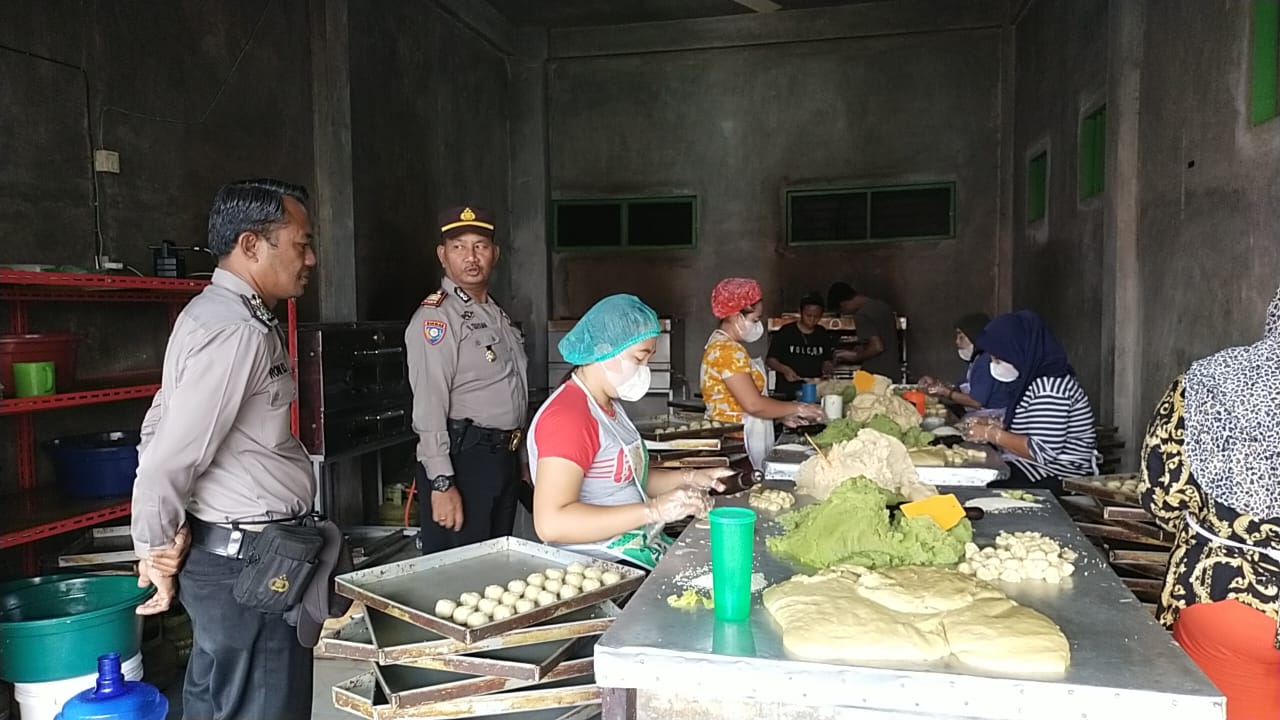 Kunjungi Pabrik Roti Kacang, Sat Binmas Polres Tebing Tinggi Ingatkan Keselamatan Kerja