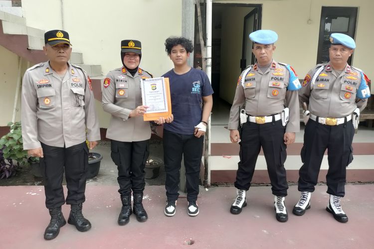 Polisi Beri Penghargaan ke Mahasiswa di Bekasi, yang Menang Duel dengan Begal