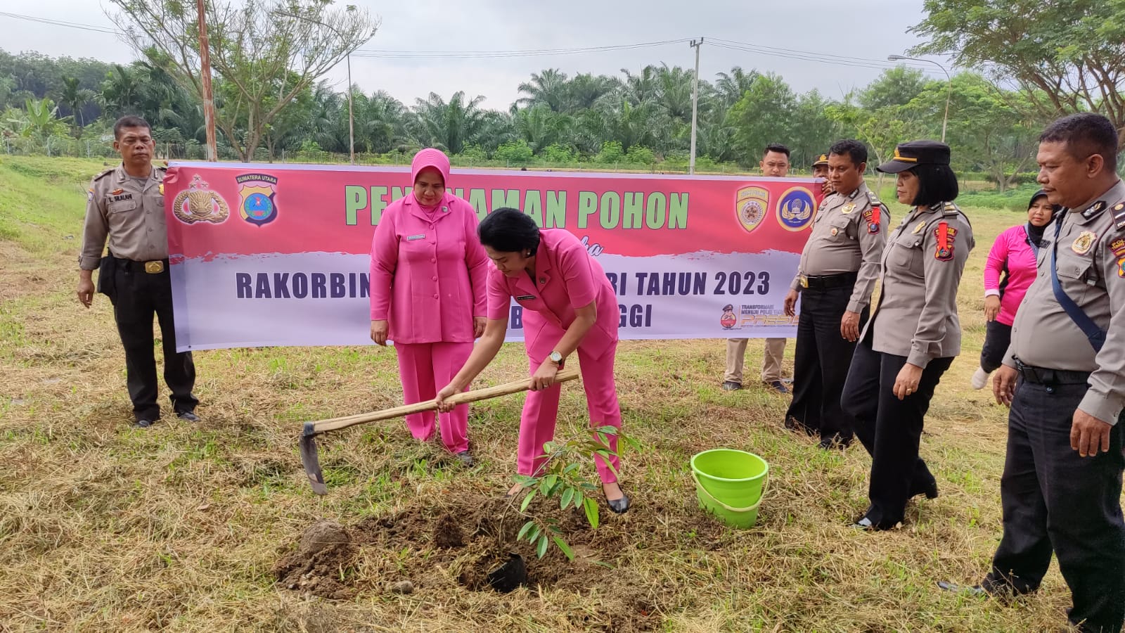 Rakorbin SDM Polri, Polres Tebing Tinggi Bagi Paket Sembako Dan Tanam Pohon