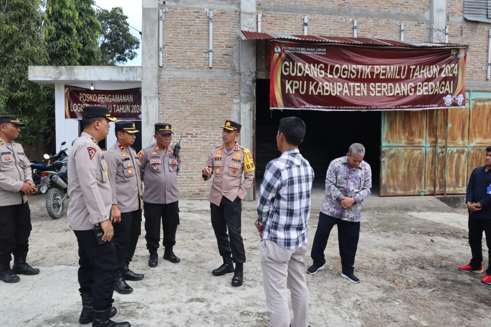 Kapolres Sergai AKBP Oxy Yudha Pratesta, S.Ik Cek Gudang Logistik KPU Sergai