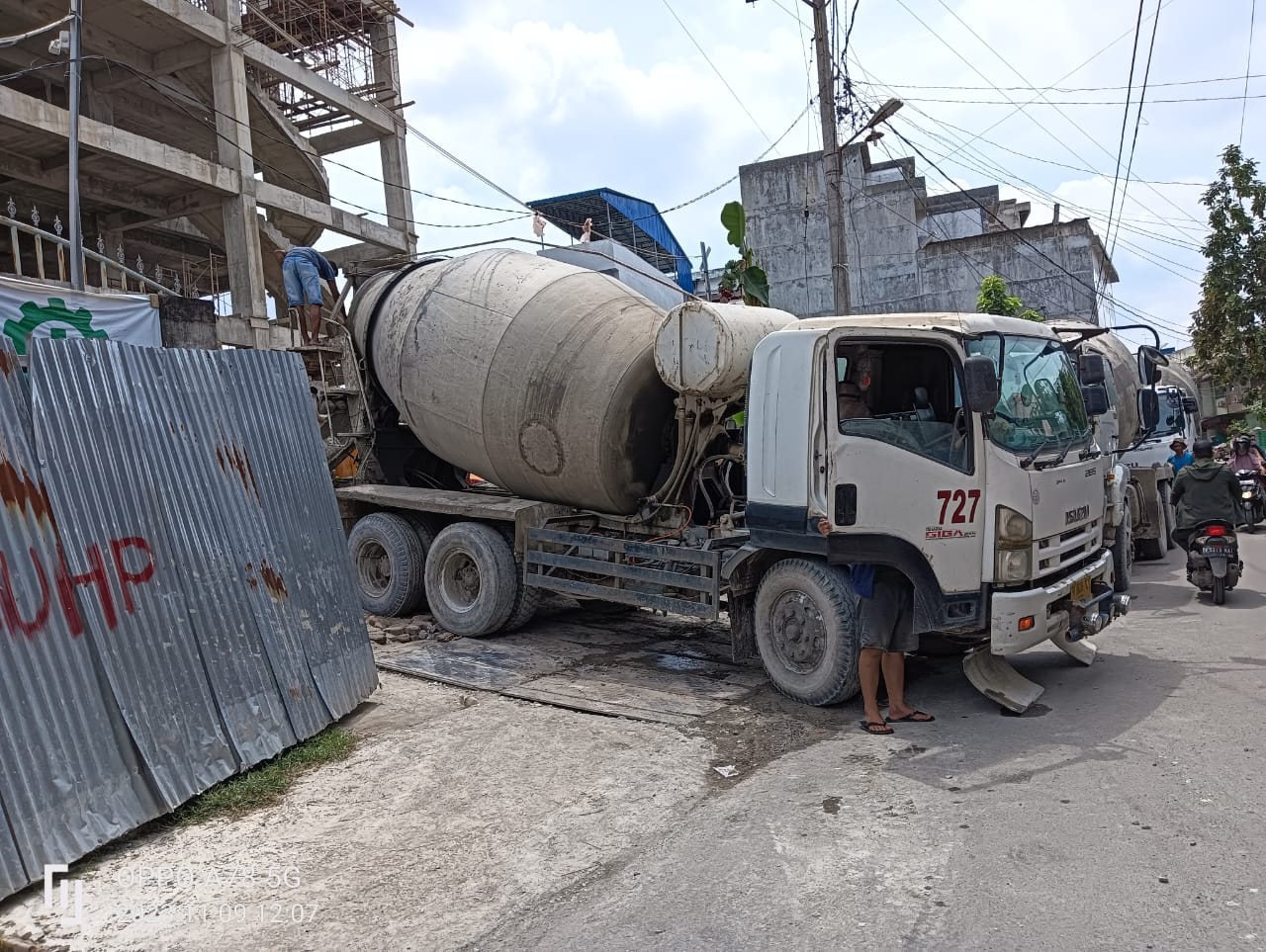 Pengguna Jalan Resah, Truk Molen Berseliweran di Gang dalam Wilayah Perkotaan Tebingtinggi