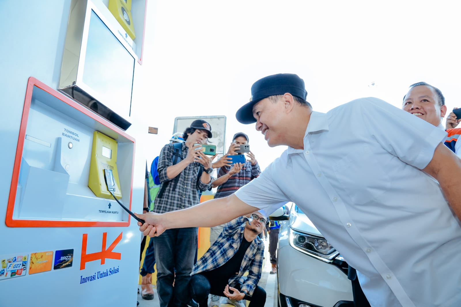 Tol Lima Puluh – Indrapura Dioperasikan, Bupati Zahir Tapping Kartu Tol Perdana