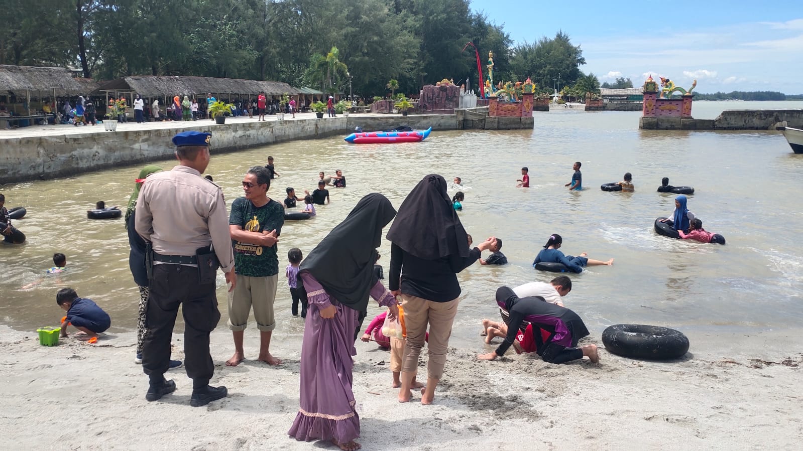 Polairud Polres Sergai Monitoring Dan Pantau Objek Wisata Pantai