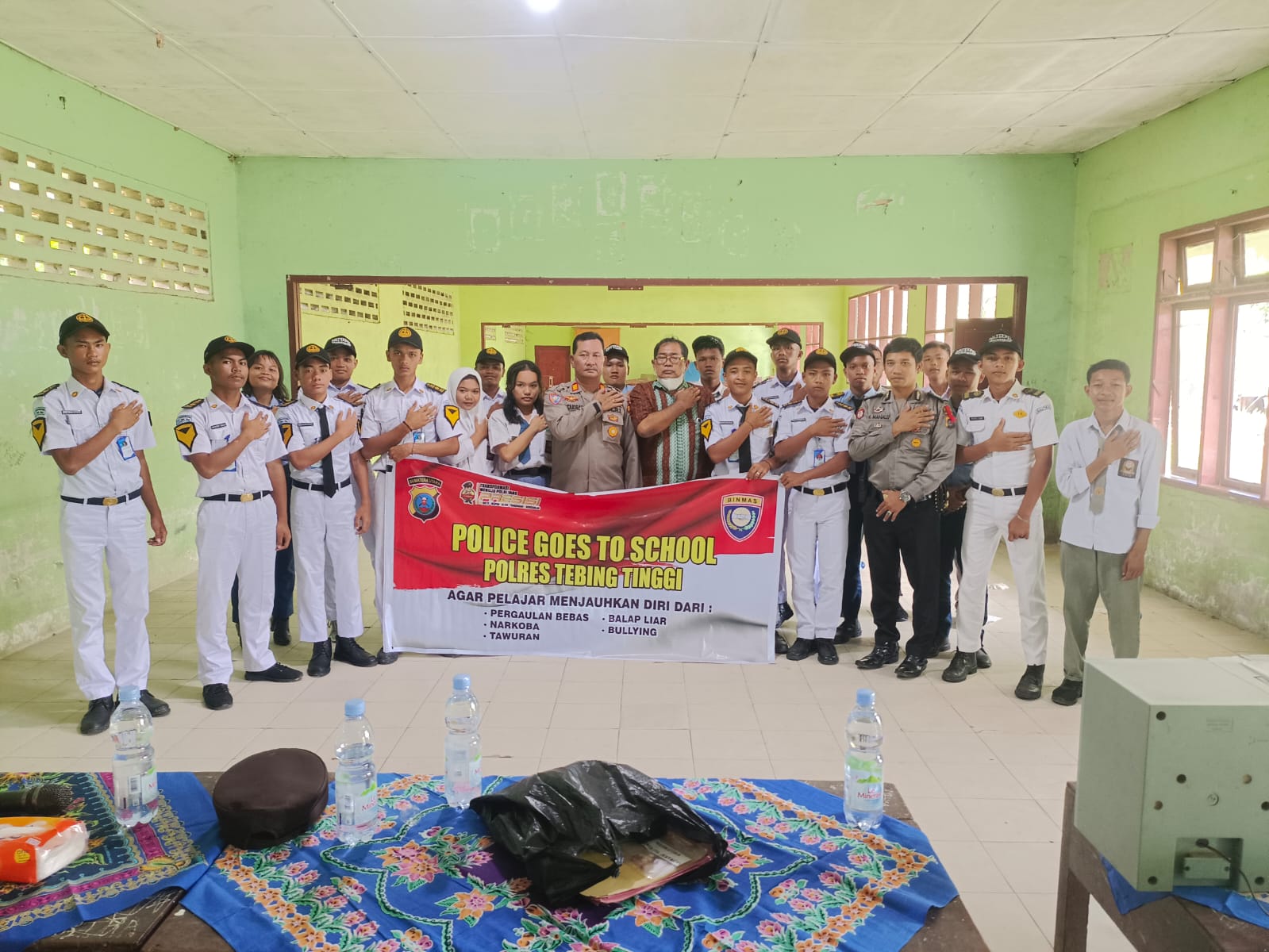 Sat Binmas Polres Tebing Tinggi Berikan Motivasi Saat Police Goes To School