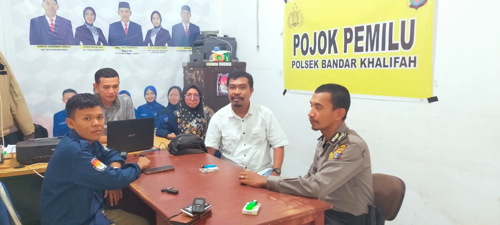 Polsek Bandar Khalipah Jalin Silaturahmi Dengan PPK Digelaran Pojok Pemilu