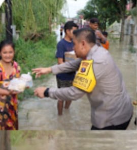 Kapolresta Deli Serdang Tinjau Titik Bencana Banjir Dan Beri Bantuan