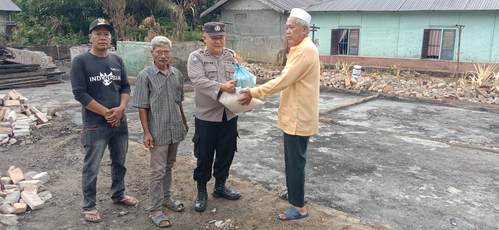 Bhabinkamtibmas Polres Sergai Jumat Curhat Dan Berikan Bantuan Korban Kebakaran