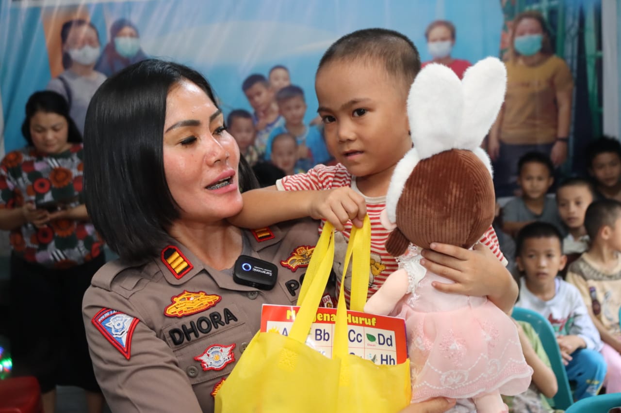 AKP Dhoraria S. Simanjuntak, S.H, M.H Pimpin Giat Polwan Polres Tebing Tinggi Berikan Bantuan Di Panti Asuhan